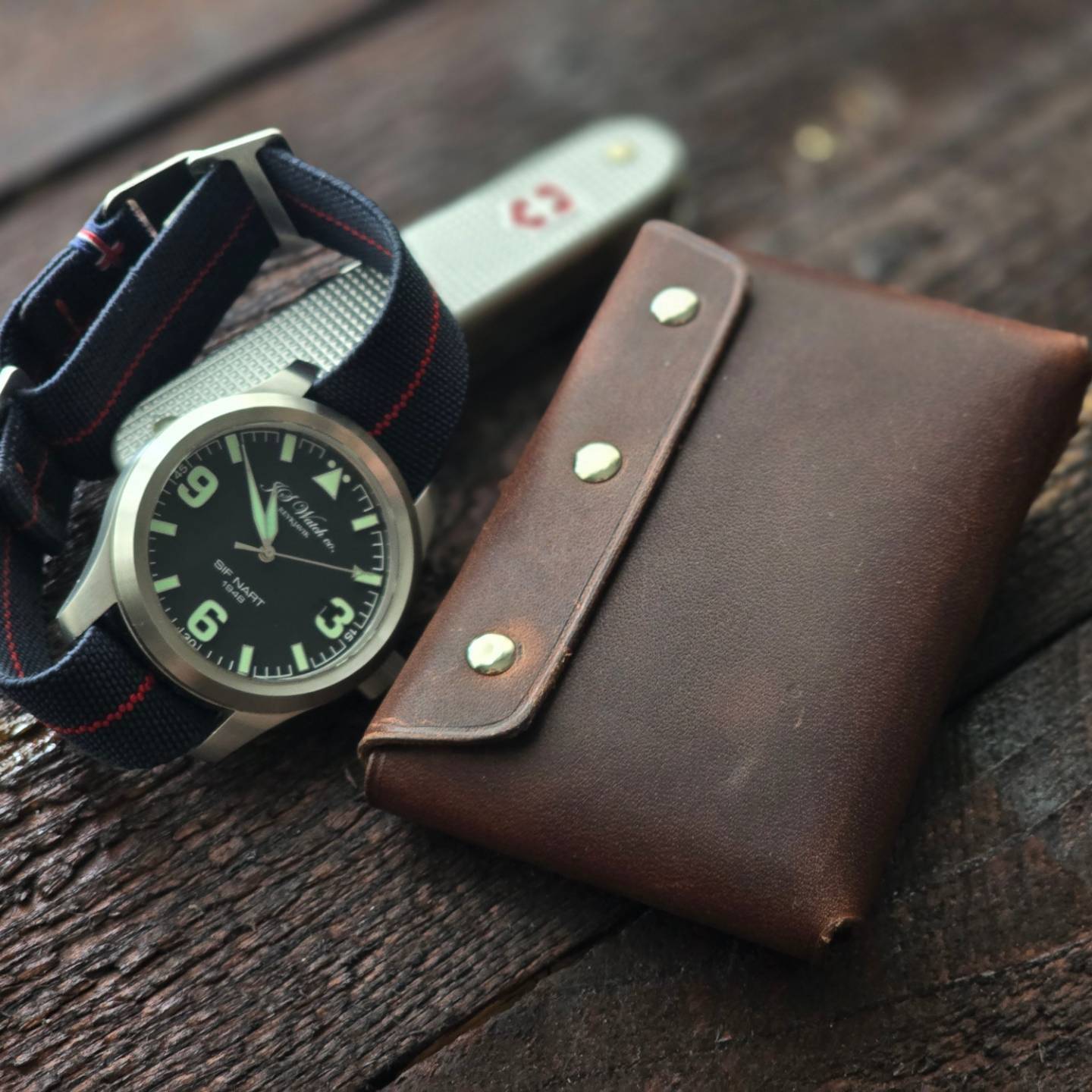 Beyond wallet | Micro size - great capacity | stitchless minimalist wallet for cards and cash.